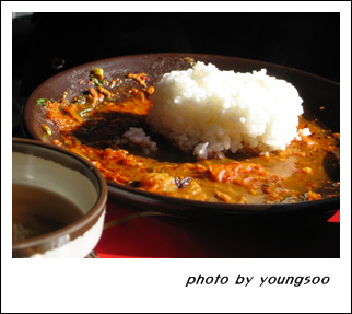 식사 후에는 김치찜을 먹고 남은 국물에 공기밥 하나를 넣어 비벼 먹어도 좋다. 